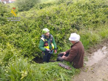 Encuentran a un hombre de 75 a&ntilde;os que se hab&iacute;a ca&iacute;do en un agujero en Asturias