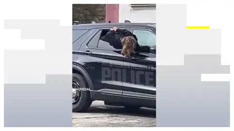 La mujer detenida escapando de la Policía. La mujer detenida escapando de la Policía.