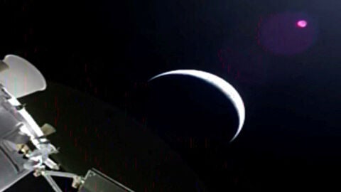 La c&aacute;psula Ori&oacute;n de la misi&oacute;n Artemis II abandona la Tierra, iluminada por el sol en forma de media luna/ NASA TV/via REUTERS