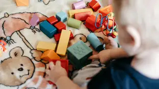 Imagen de archivo de un niño en una guardería. Imagen de archivo de un niño en una guardería.