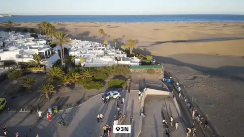Agentes de medioambiente vigilan con drones las dunas de Maspalomas en Semana Santa Agentes de medioambiente vigilan con drones las dunas de Maspalomas en Semana Santa