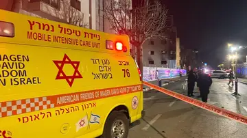 Ambulancia y efectivos de Magen David Adom (MDA), la Estrella de David Roja, en Tel Aviv Ambulancia y efectivos de Magen David Adom (MDA), la Estrella de David Roja, en Tel Aviv