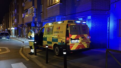 Imagen de la ambulancia Summa 112 en el lugar de los hechos 