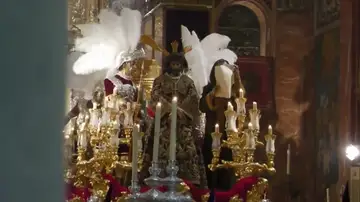 Sevilla cambia el sueño por la devoción en su impresionante 'Madrugá' Sevilla cambia el sueño por la devoción en su impresionante 'Madrugá'