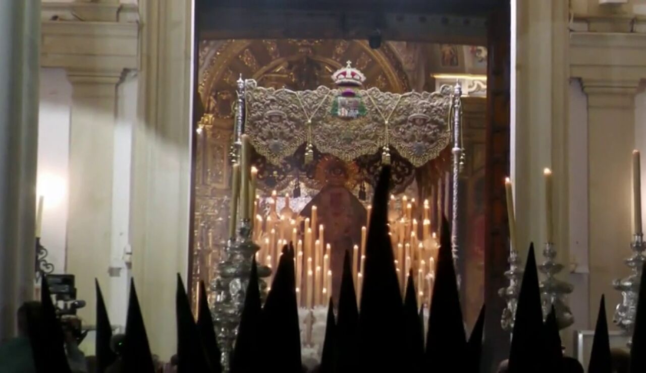 Sevilla cambia el sue&ntilde;o por la devoci&oacute;n en su impresionante 'Madrug&aacute;' 