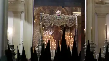 Sevilla cambia el sueño por la devoción en su impresionante 'Madrugá' Sevilla cambia el sueño por la devoción en su impresionante 'Madrugá'