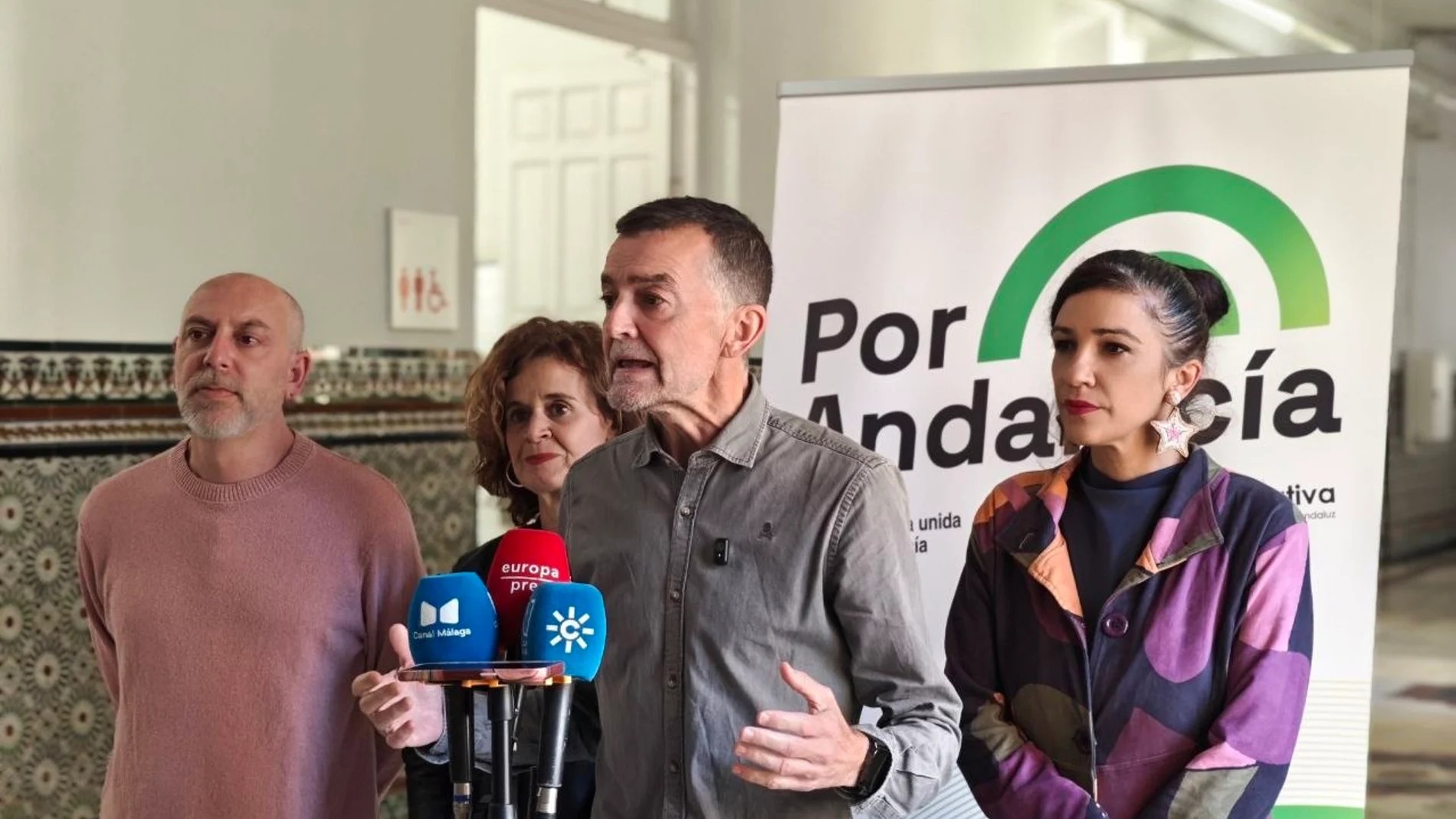 IU y Podemos sellan su acuerdo para confluir en la candidatura 'Por Andalucía' para las elecciones del 17 de mayo. IU y Podemos sellan su acuerdo para confluir en la candidatura 'Por Andalucía' para las elecciones del 17 de mayo.