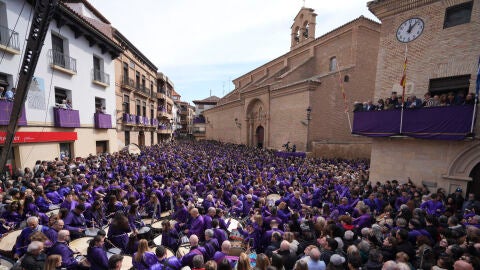 Miles de tambores rompen la hora en la localidad Turolense de Calanda