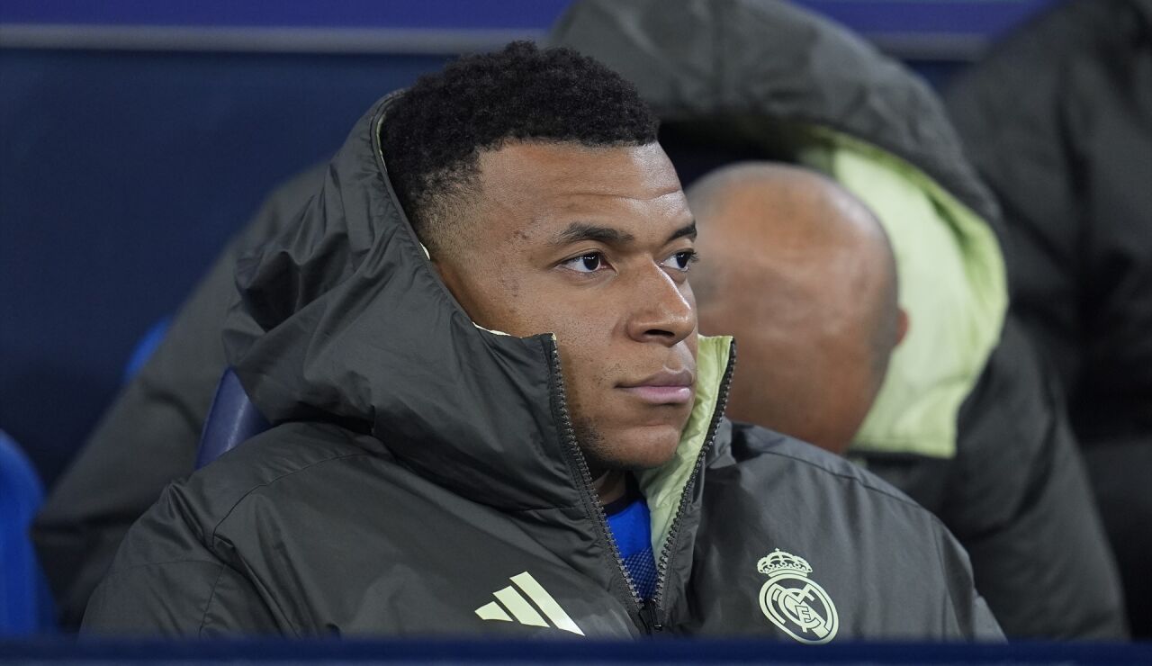 Kylian Mbapp&eacute; observa durante la Liga de Campeones de la UEFA 2025/26.