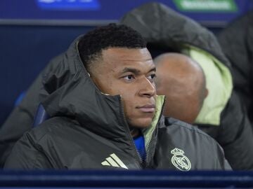 Kylian Mbapp&eacute; observa durante la Liga de Campeones de la UEFA 2025/26.