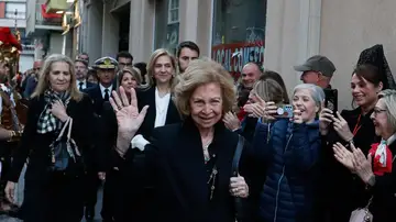 Doña Sofía y las infantas Elena y Cristina en Cartagena, para asistir a la procesión del Santísimo Cristo de los Mineros. Doña Sofía y las infantas Elena y Cristina en Cartagena, para asistir a la procesión del Santísimo Cristo de los Mineros.