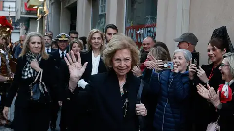 Doña Sofía y las infantas Elena y Cristina en Cartagena, para asistir a la procesión del Santísimo Cristo de los Mineros. Doña Sofía y las infantas Elena y Cristina en Cartagena, para asistir a la procesión del Santísimo Cristo de los Mineros.