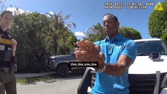 Tiger Woods hablando con los agentes en el momento de su detención. Tiger Woods hablando con los agentes en el momento de su detención.