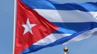 La bandera de Cuba ondeando.