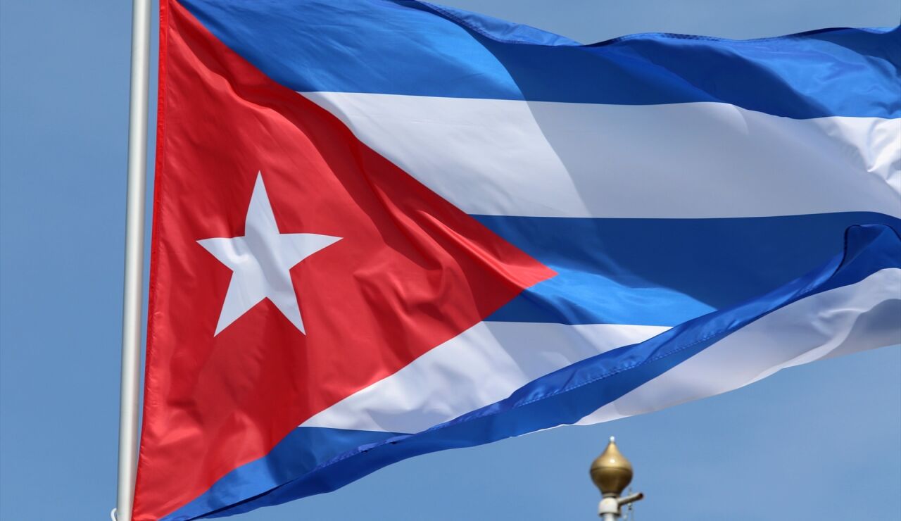 La bandera de Cuba ondeando.