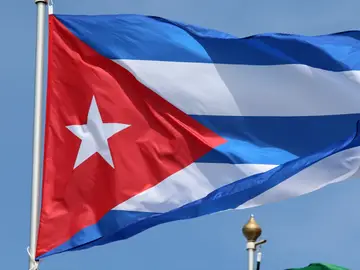 La bandera de Cuba ondeando. La bandera de Cuba ondeando.