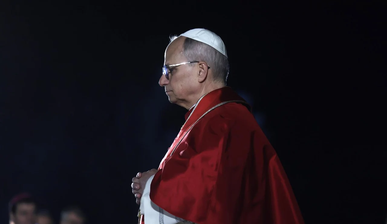 León XIV preside su primera Vigilia Pascual y llama a no dejarse "paralizar" por la guerra y la injusticia