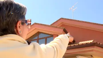 Una mujer en un pueblo de Valladolid Una mujer en un pueblo de Valladolid