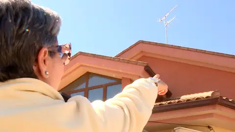 Una mujer en un pueblo de Valladolid Una mujer en un pueblo de Valladolid