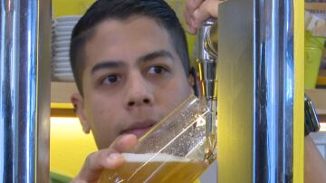 Camarero sirviendo una cerveza