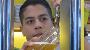 Camarero sirviendo una cerveza Camarero sirviendo una cerveza