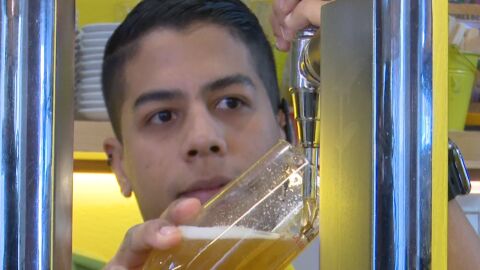 Camarero sirviendo una cerveza