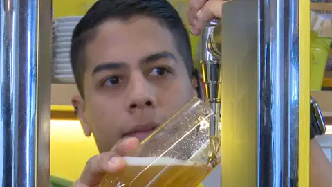 Camarero sirviendo una cerveza Camarero sirviendo una cerveza