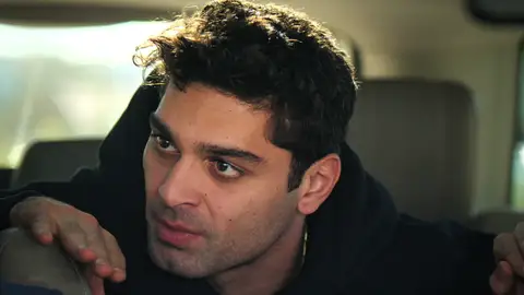 ¡Escándalo en el hospital!: Sinan se escapa de la policía tras comprar su libertad Sinan