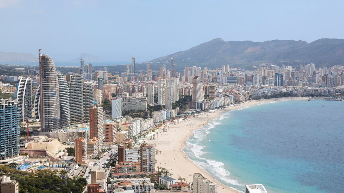 Se derrumba parte del techo de un hotel en Benidorm: siete personas han resultado heridas