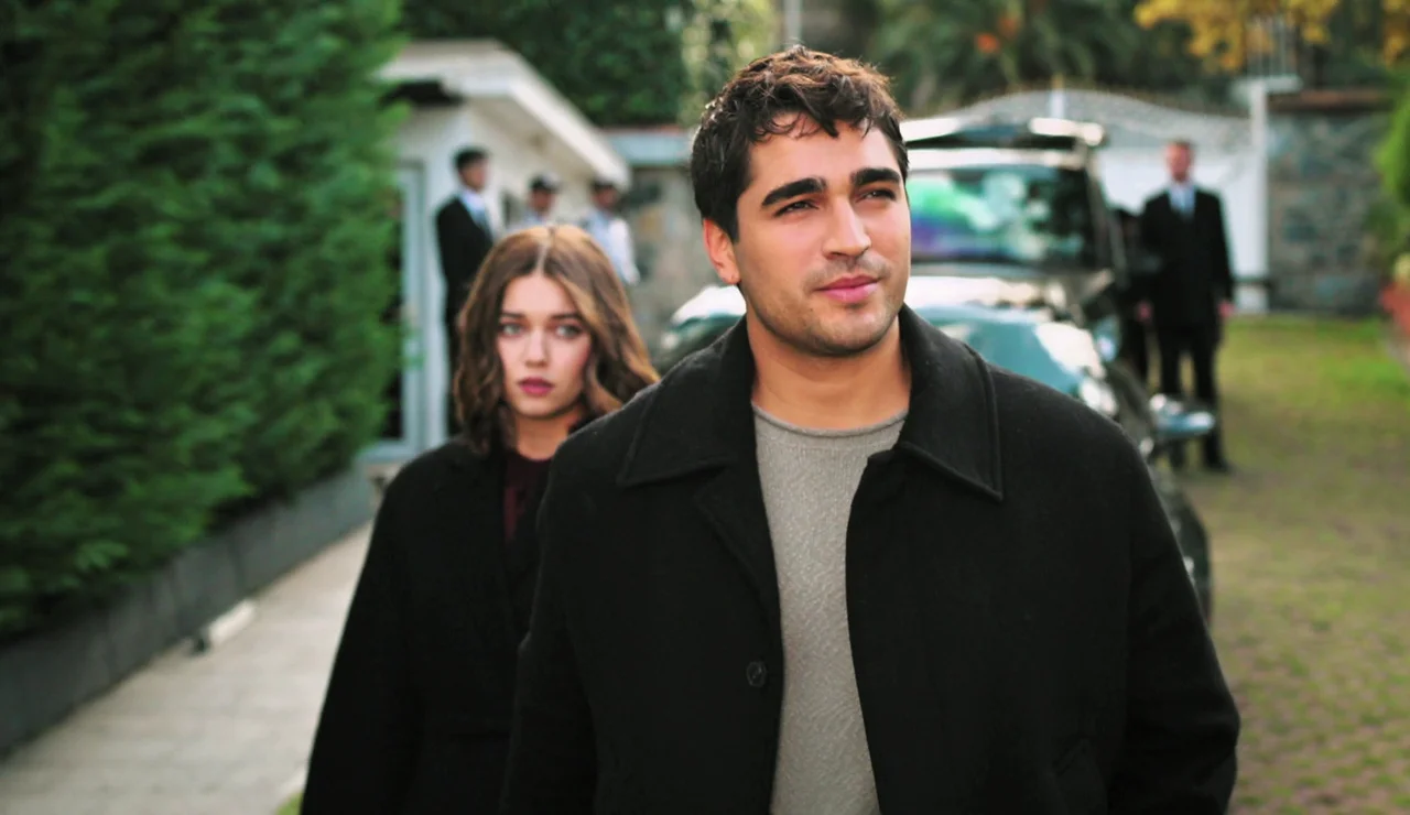 Seyran vuelve a la mansión Korhan de la mano de Ferit tras su promesa más firme