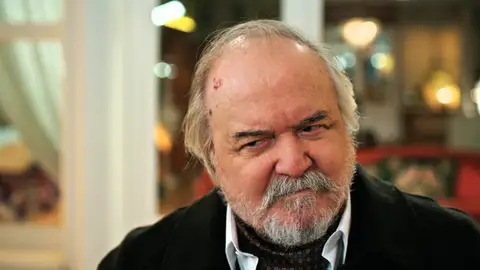 El gran Halis Korhan regresa a la mansión con su familia para poner orden El gran Halis Korhan regresa a la mansión con su familia para poner orden