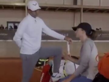 La imagen de Rafa Nadal entrenando con Swiatek en su Academia