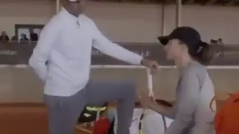 La imagen de Rafa Nadal entrenando con Swiatek en su Academia La imagen de Rafa Nadal entrenando con Swiatek en su Academia