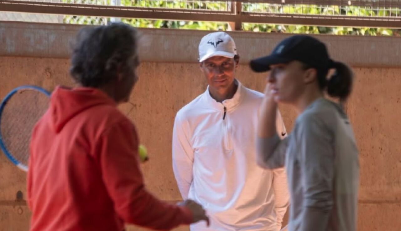 Rafa Nadal e Iga Swiatek junto a Francis Roig