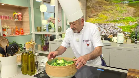 Separa los ramilletes del brócoli, extiéndelos en la vaporera y colócala sobre la cazuela Separa los ramilletes del brócoli, extiéndelos en la vaporera y colócala sobre la cazuela