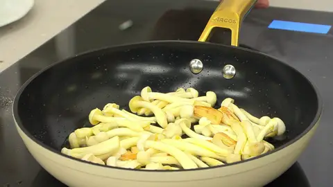 Cuando empiecen a coger color, introduce las setas, sazona y saltéalas Cuando empiecen a coger color, introduce las setas, sazona y saltéalas