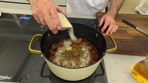 Agrega el pan rallado y la mezcla de especias