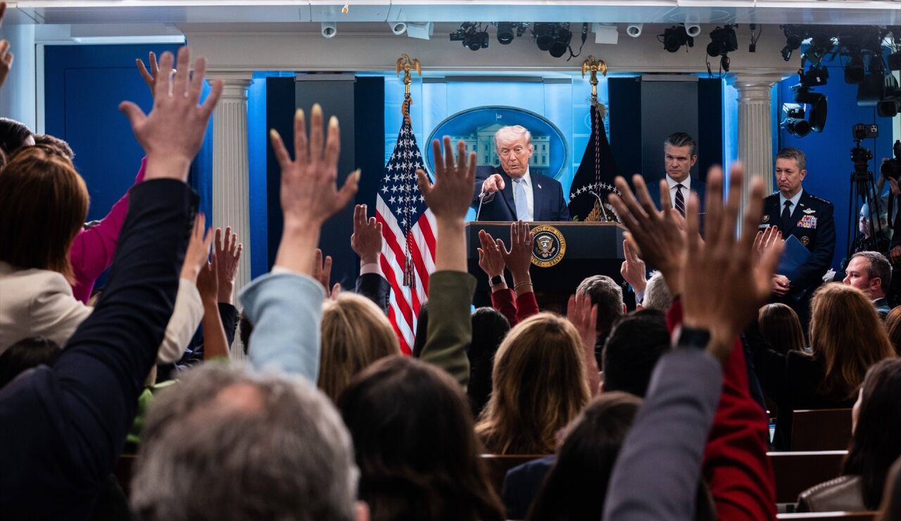 Donald Trump en una rueda de prensa por la guerra con Ir&aacute;n