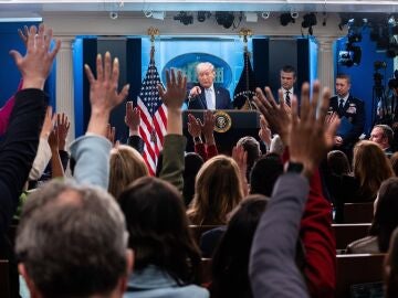 Donald Trump en una rueda de prensa por la guerra con Ir&aacute;n