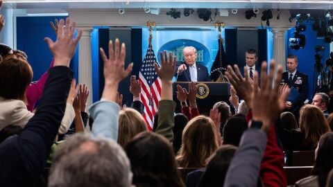 Donald Trump en una rueda de prensa por la guerra con Ir&aacute;n