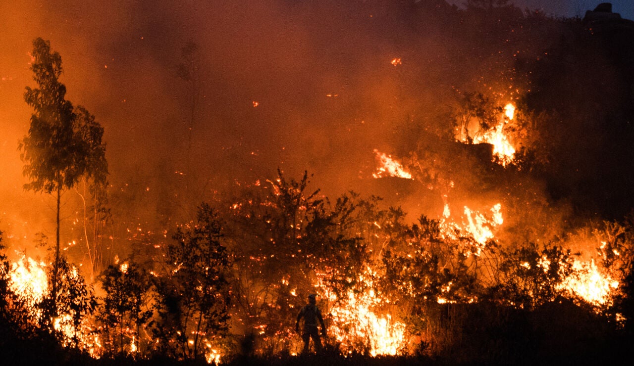 Vista del incendio forestal en el monte Galleiro, a 6 de abril de 2026, en Ribadetea, Ponteareas, Pontevedra, Galicia (Espa&ntilde;a)