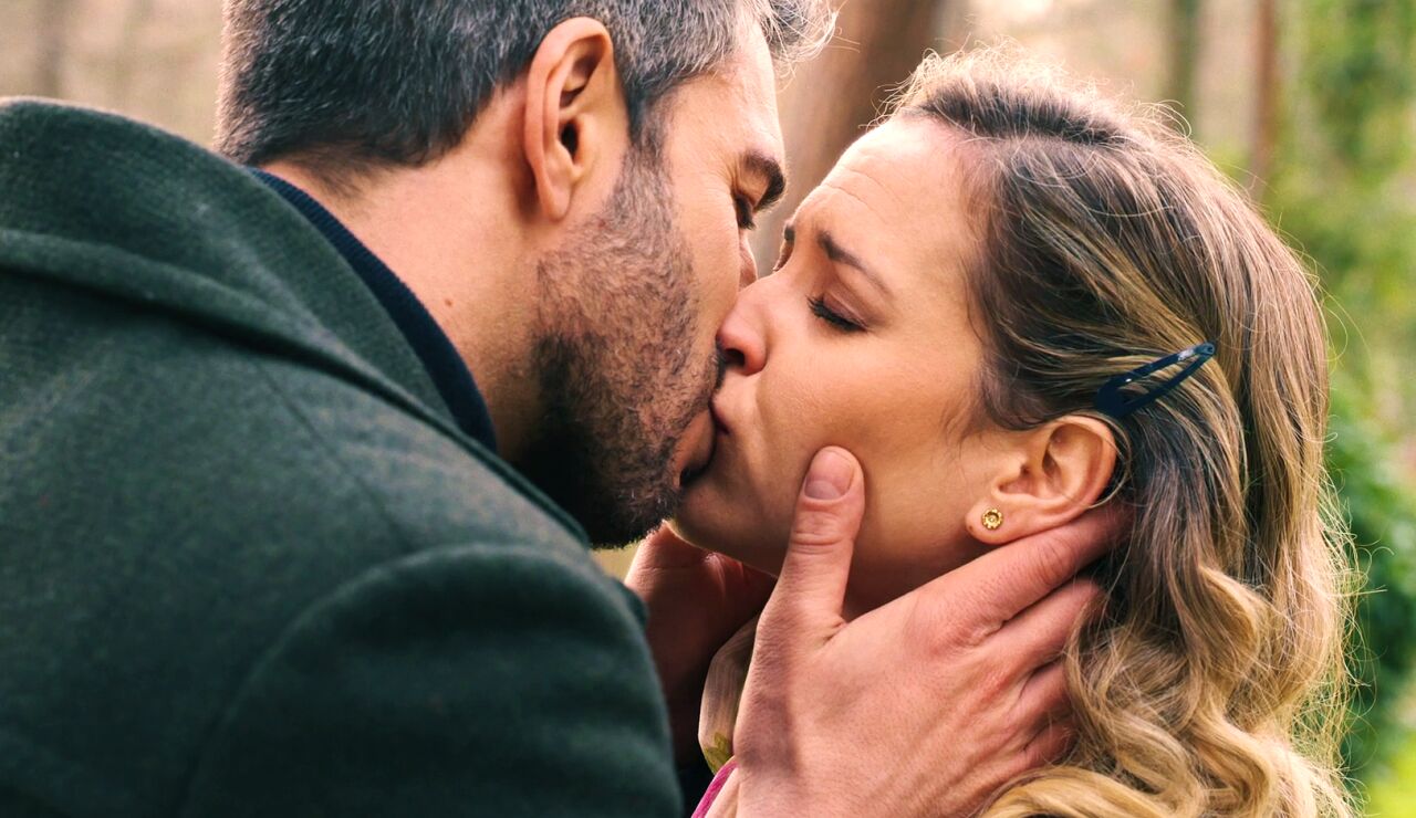 Andr&eacute;s y Valentina se besan por primera vez ante la atenta mirada de Bego&ntilde;a