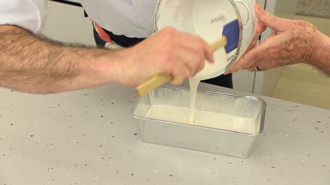 Pásala a un molde rectangular