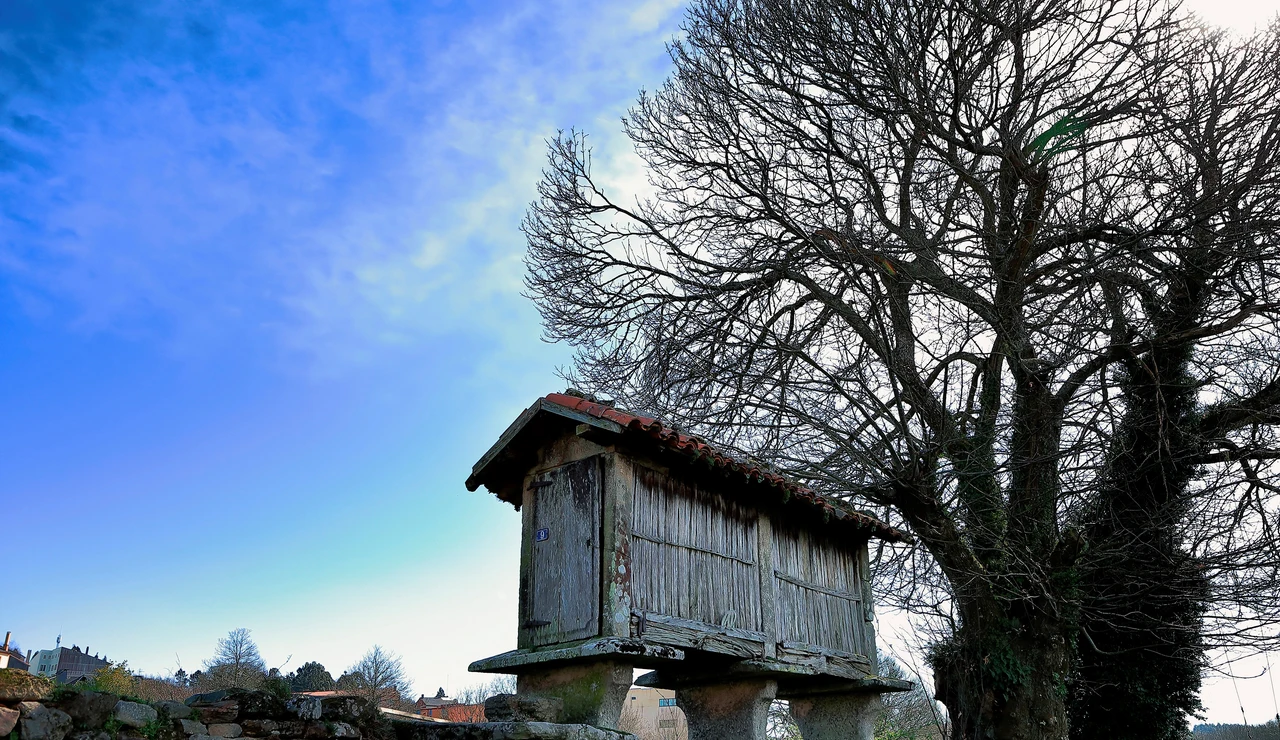 Imagen de archivo de una vista de un antiguo hórreo en Palas de Rei, Lugo