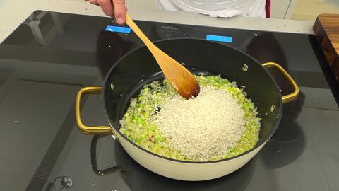 Agrega el azafrán y el arroz