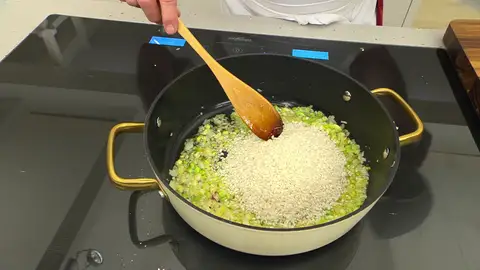 Agrega el azafrán y el arroz Agrega el azafrán y el arroz