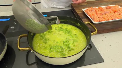 Incorpora los guisantes cocidos y cocina durante 3-5 minutos más Incorpora los guisantes cocidos y cocina durante 3-5 minutos más