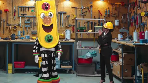 Semáforo marca el ritmo en Mask Singer con sus pistas: “Me tocas y me pongo rojo” Semáforo marca el ritmo en Mask Singer con sus pistas: “Me tocas y me pongo rojo”