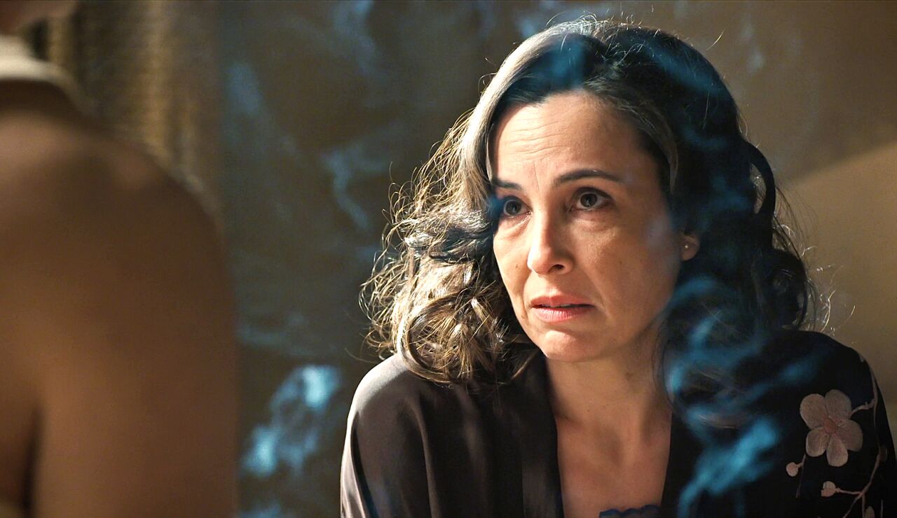 Beatriz le confiesa a &Aacute;lvaro que conoci&oacute; a Pelayo en M&eacute;xico y que tiene miedo de que &eacute;l ahora la reconozca