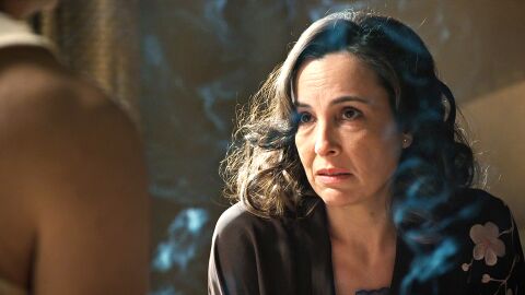 Beatriz le confiesa a &Aacute;lvaro que conoci&oacute; a Pelayo en M&eacute;xico y que tiene miedo de que &eacute;l ahora la reconozca